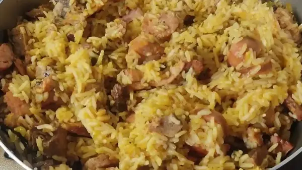 Arroz carreteiro com sobras de carne do churrasco
