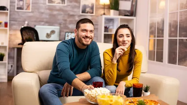 O Estádio na sua Sala: Como Aproveitar o Melhor do o Final de Semana em Casa com Conforto e Sabor