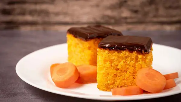 Como fazer bolo de cenoura simples?