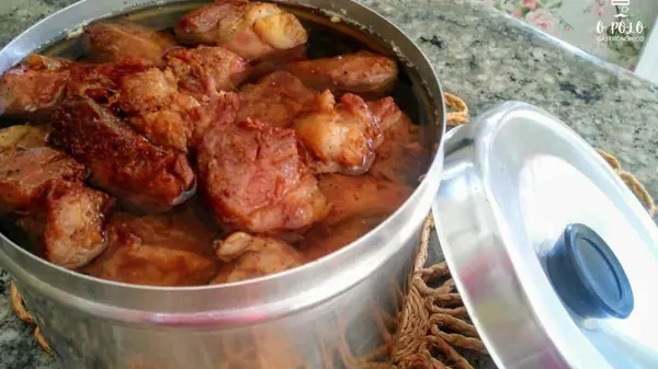 Como fazer carne suína na lata 