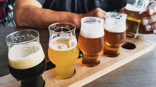Copos de Cerveja e a Tábua de Degustação: O Ritual que Eleva a Experiência