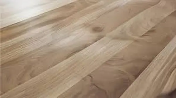 Engenharia de Revestimentos: O Papel do Piso Laminado, Vinílico, Colas e Autonivelantes na Cozinha Industrial