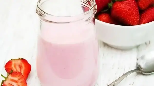 Iogurte de morango caseiro com apenas 3 ingredientes