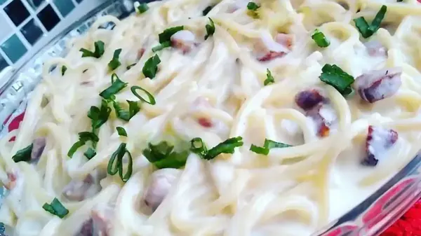Macarrão ao Molho Branco com Bacon