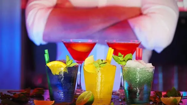 Desvende o mundo dos drinks com 6 receitas simples e torne-se um especialista no assunto