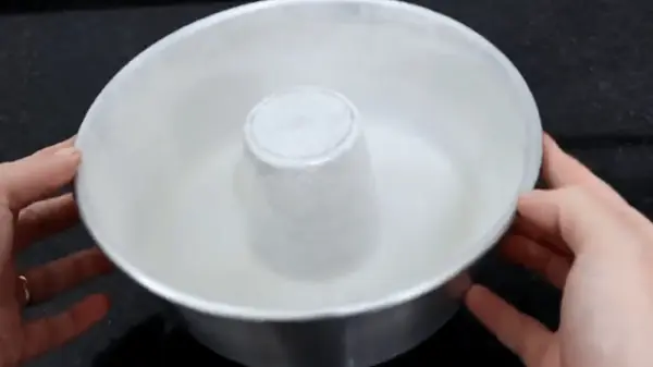 Pode untar a forma com maizena?